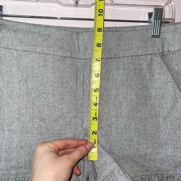 LOFT Light Gray Mid-rise Ruffle Hem Fabric Shorts 2 Women’s - Picture 4 of 11